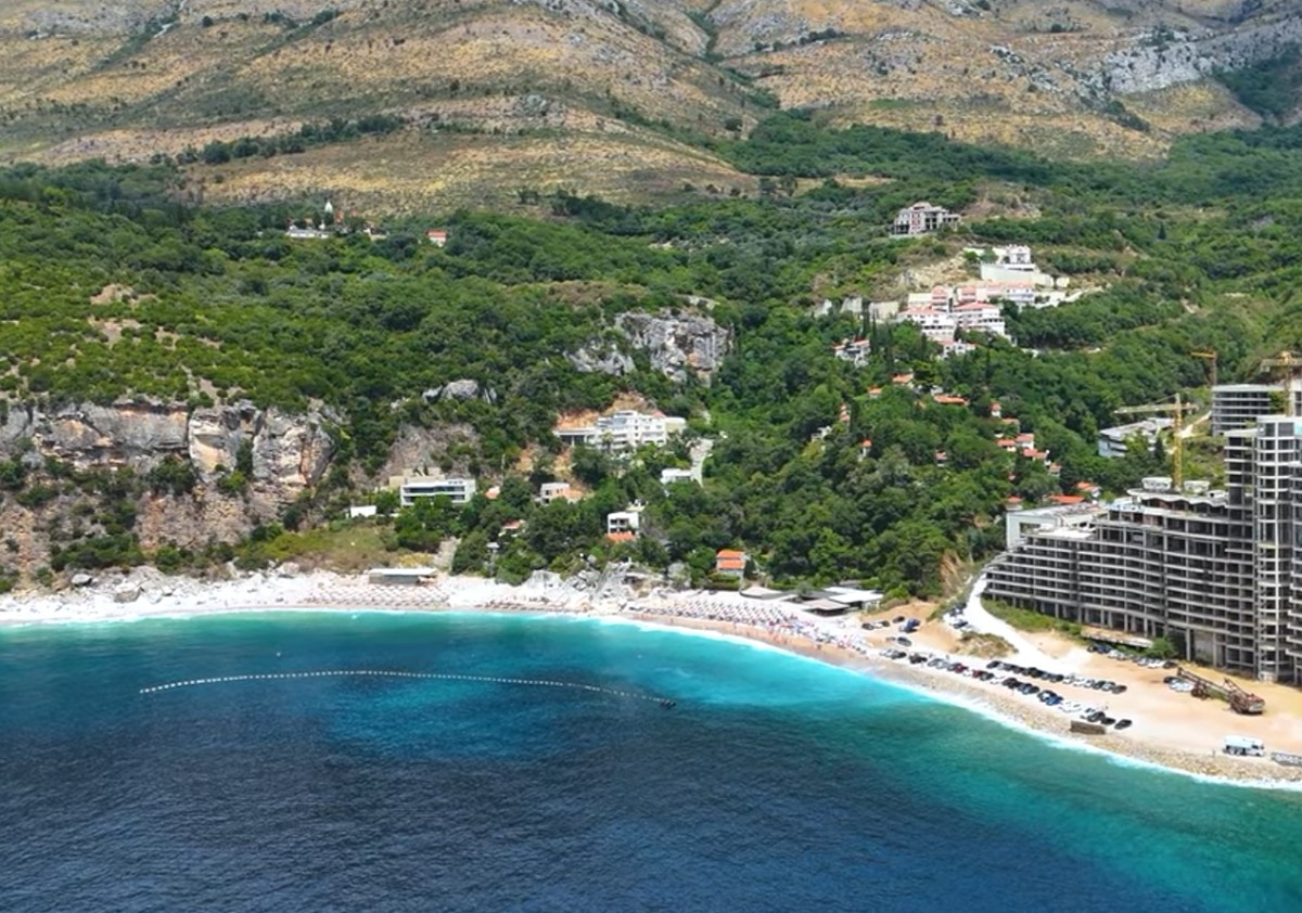 Family Villa 100 m from the Beach, Perazića Do, Budva